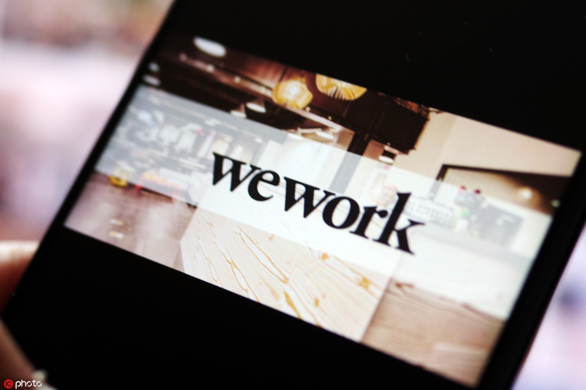 WeWork联合创始人IPO前套现逾7亿美元，大举买房