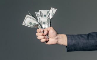 韵达某服务站被曝拖欠员工数月工资:快递员罢工,万余件快递积压...