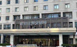 11月14日早上9时,北京金融街金阳大厦现场,有施工工人正悬挂"北京